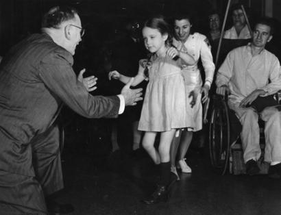Vítima de pólio em um centro de reabilitação em 1947