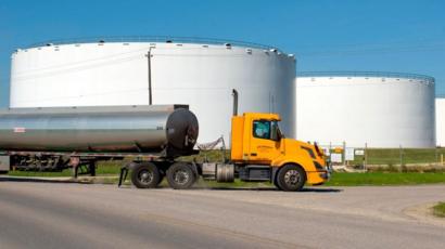 Camión en medio de tanques de almacenamiento