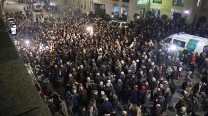 احتشد المحتجون أمام صالة السينما في تبليسي
