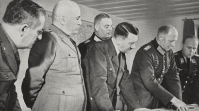 هیتلر و موسولینی در آشیانه گرگ. هیتلر بیشتر دوران جنگ را در اینجا سپری کرد