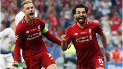 محمد صلاح يحتفل بإحراز هدف وبجواره قائد الفريق جوردن هندرسون