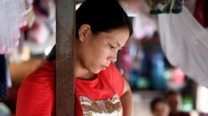 Một người lao động nhập cư thuê nhà dọc bãi sông Hồng