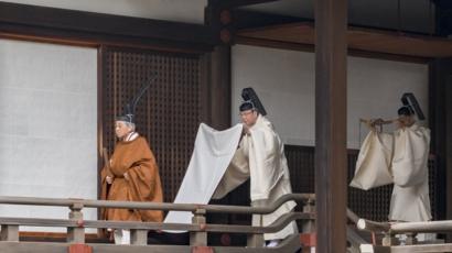 الإمبراطور الياباني السابق، أكيهيتو البالغ من العمر 85 عاما، تخلى عن العرش لابنه ناروهيتو، وتمت مراسم انتقال العرش الثلاثاء. وهو أول إمبراطور يتخلى عن العرش في اليابان منذ أكثر من 200 عام.