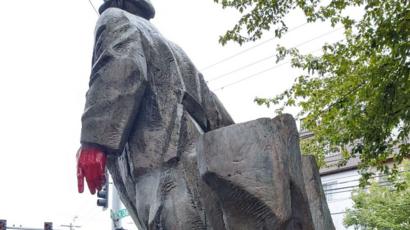 Tượng Lenin này do nhà điêu khắc Emil Venkov, người Bulgaria sáng tác