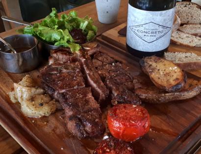 Un asado argentino y una botella de vino