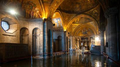 Vue de l'intérieur de la Basilique Saint-Marc inondée à Venise lors d'une marée haute exceptionnelle, 13 novembre 2019