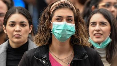 Mujeres con mascarilla en Italia.