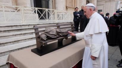 Homeless Jesus Statue Installed In Glasgow City Centre Bbc News