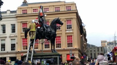 Santa Fined For Climbing Cone Top Wellington Statue In Glasgow