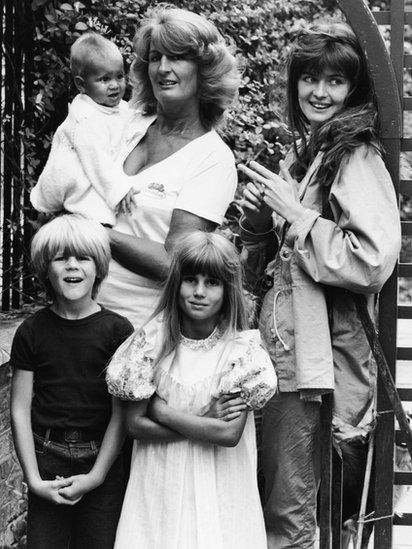 Lady Annabel Goldsmith (centre) poses with four of her children, 1981. She holds her son Ben and stands with Jane Birley (her eldest daughter from her previous marriage), and Zach and Jemima Goldsmith.