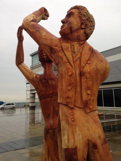 Lord Byron sculpture unveiled in Seaham - BBC News