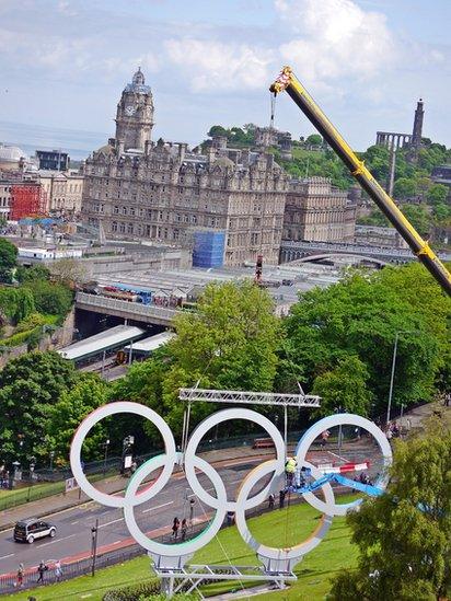 Olympic rings put in place in Edinburgh
