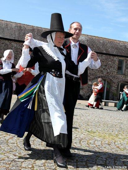 National Botanic Garden of Wales: Dancing in the sun - BBC News