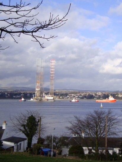 Rig in the River Tay