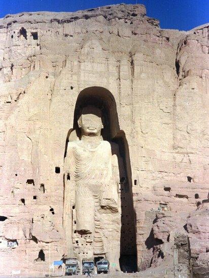 The 2000-year-old Buddha statue at Bamiyan before its dectruction in 1997