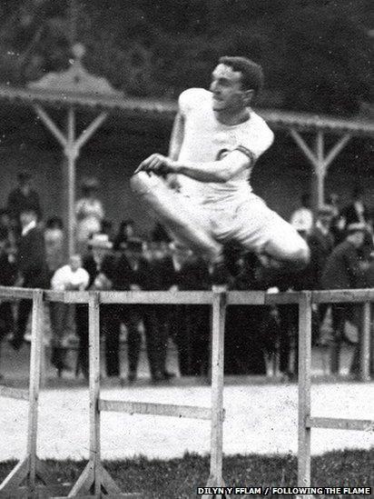 Edward Wyatt Gould, y neidiwr clwydi a chwaraewr rygbi o Gasnewydd. Fe gynrychiolydd Prydain yng Ngemau Olympaidd 1908 yn Llundain // Edward Wyatt Gould, the hurdler and rugby player from Newport, represented Britain in London's 1908 Olympic Games