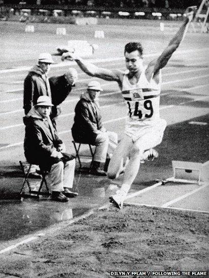 Naid medal aur Lynn Davies, Gemau Olympaidd Tokyo ym 1964 // Lynn 'the Leap' Davies' gold medal-winning long jump at the Tokyo Olympic Games in 1964