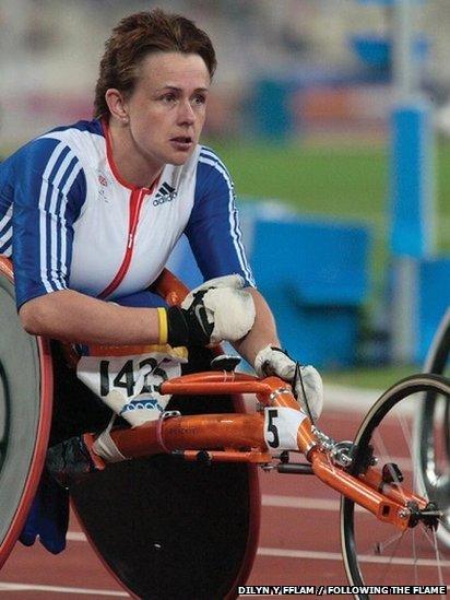 Y rasiwr cadair olwyn Tanni Grey-Thompson yn dathlu llwyddiant yng Ngemau Paralympaidd Barcelona ym 1992 // Wheelchair racer, Tanni Grey-Thompson, celebrating her success in the 1992 Paralympic Games in Bercelona