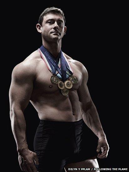 David Morgan gyda'i bum medal o Gemau'r Gymanwlad // David Morgan with his five Commonwealth Games medals