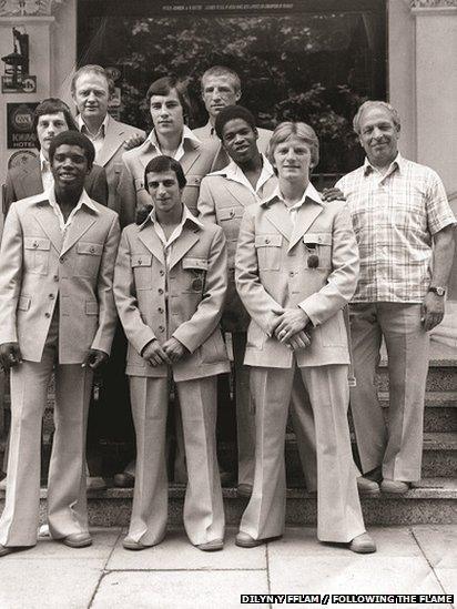 Tîm bocsio Prydain yng Ngemau Olympaidd Montreal ym 1976 gyda Colin Jones o Orseinon, yn ddim ond 17 oed, yn y rhes flaen ar y dde // Britain's boxing team for the 1976 Olympic Games in Montreal. Colin Jones from Gorseinon, who was only 17 years old at the time, is in the front row on the right