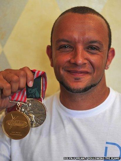 Jamie Baulch o Gaerdydd gyda'i fedal arian Olympaidd o gemau Atlanta ym 1996 a'i fedal aur o Bencampwriaethau'r Byd yn Athen ym 1997 // Jamie Baulch of Cardiff with his silver medal from the 1996 Atlanta Olympic Games and his gold World Championships medal from Athens in 1997