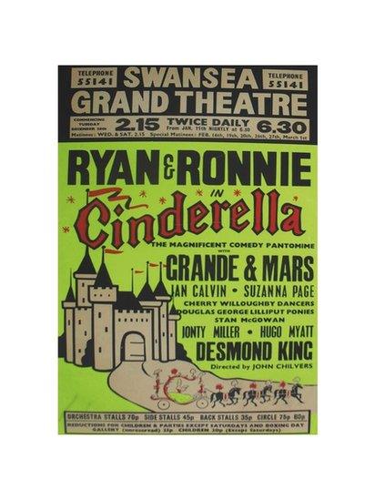 Poster panto cyntaf Ryan a Ronnie yn y Grand yn 1972/3 // Poster for Ryan and Ronnie's first panto at the Grand