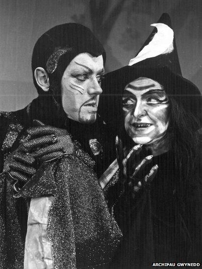 Gweld Sêr (1972): Grey Evans fel y Dewin Gwyrdd a Iona Banks fel y Wrach Ddu