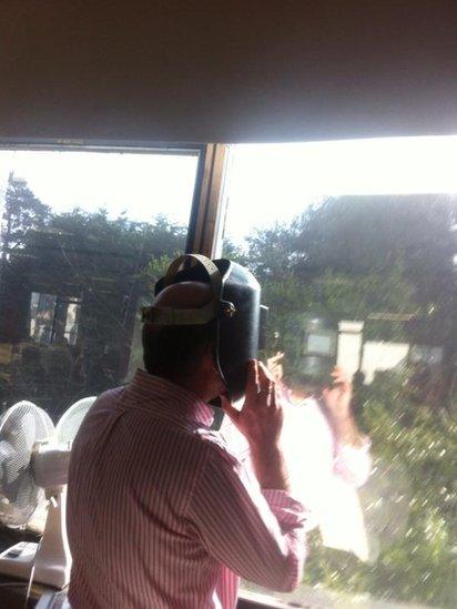 Garry Owen, cyflwynydd Taro'r Post ar Radio Cymru yn dilyn esiampl yr uchod