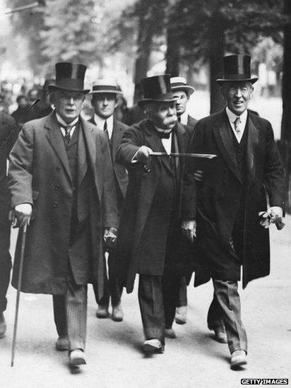 Llun o David Lloyd George, Georges Clemenceau (Prif-weinidog Ffrainc) , ac arlywydd America, Woodrow Wilson ar eu ffordd i gyhnadledd heddwch Versailles