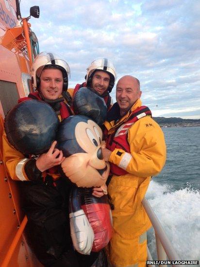 Экипаж Dun Laoghaire RNLI с воздушным шаром Микки Мауса, который они спасли в Ирландском море