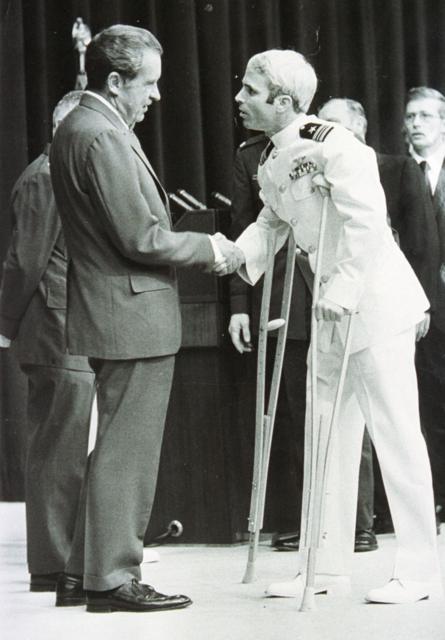  Alamy  الرئيس الأمريكي ريتشارد نيكسون يستقبل جون ماكين في واشنطن بعد خمس سنوات قضاها أسيرا في فيتنام.