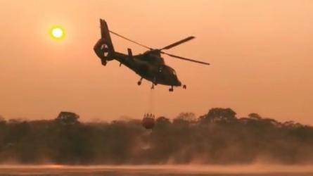 Helicóptero luchando contra el fuego en Bolivia.