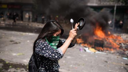 Mujer protestando en Chile