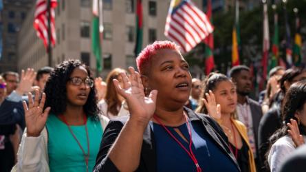 Gente canta el himno de Estados Unidos.