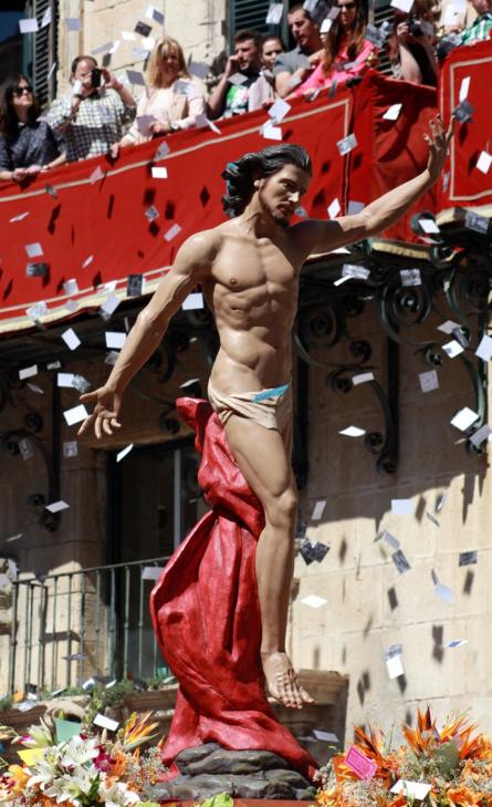 Cientos de personas celebran el Domingo de Pascua en Alicante, España