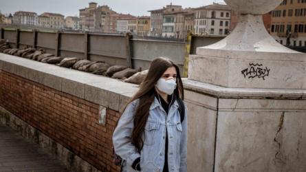 Mujer con mascarilla en Pisa, Italia.