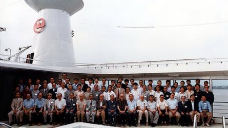 Foto del grupo de economistas que participó en el crucero