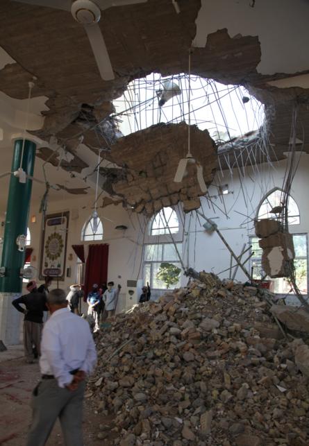 People remove rubble from a damaged mosque following an earthquake in Khanaqin, Diyala Province, Iraq, November 13,2017