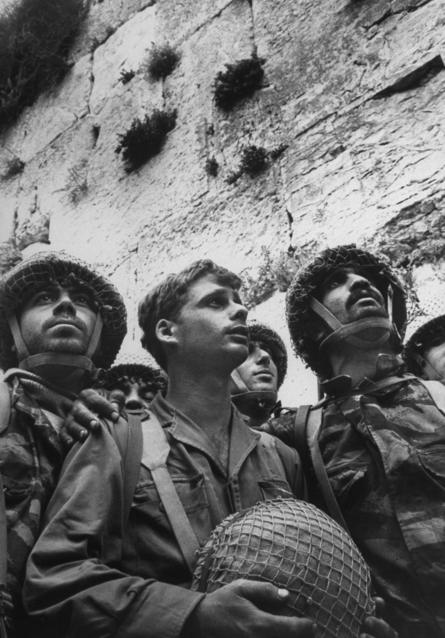 Izraelscy spadochroniarze spoglądają na Ścianę Zachodnią chwilę po odzyskaniu żydowskiego świętego miejsca w wojnie sześciodniowej, 1967