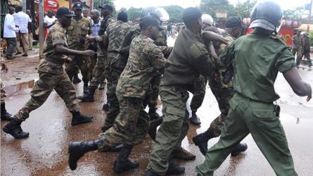 Arrestation d'un manifestant par les forces de sécurité, devant le stade du 28-Septembre de Conakry.
