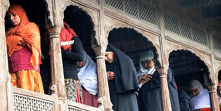 Muslim women worship in Srinagar
