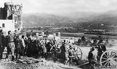 Colonial troops man gun batteries in Tetuan during the uprising in 1924