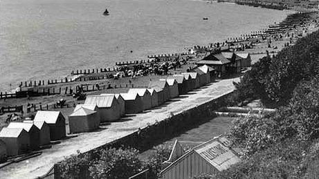 Black and white photo of beach huts in Felixstowe in 1901