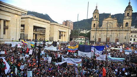Colombia: Miles de personas recibieron al presidente Gustavo Petro en la Plaza de Bolívar de Bogotá