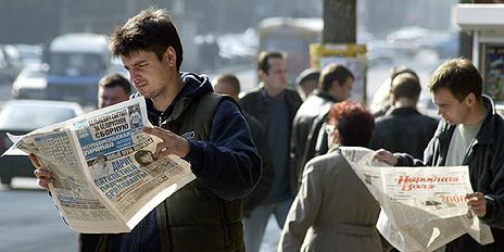 Newspaper readers in Belarus