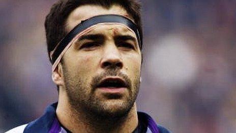 Budge Pountney sings 'Flower of Scotland' before Scotland's Six Nations match against France in 2002