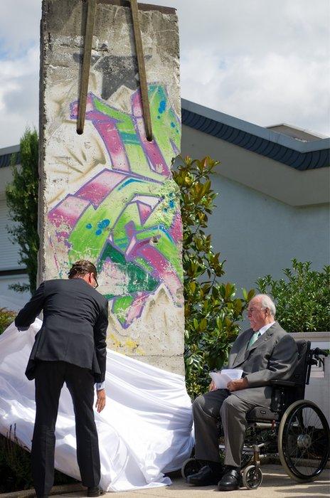 This file photo taken on August 09, 2011 shows former German chancellor Helmut Kohl (R) and the editor in chief of the tabloid newspaper "Bild" Kai Diekmann unveiling a piece of Berlin Wall in the garden of Helmut Kohl in the southern German city of Ludwigshafen