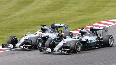 Hamilton overtakes Rosberg