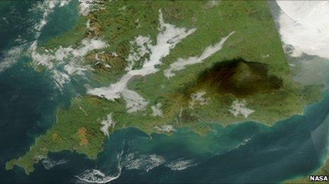 A satellite image of the smoke from the Buncefield fire