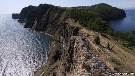 Russian PM Vladimir Putin dives in Lake Baikal on Mir 1